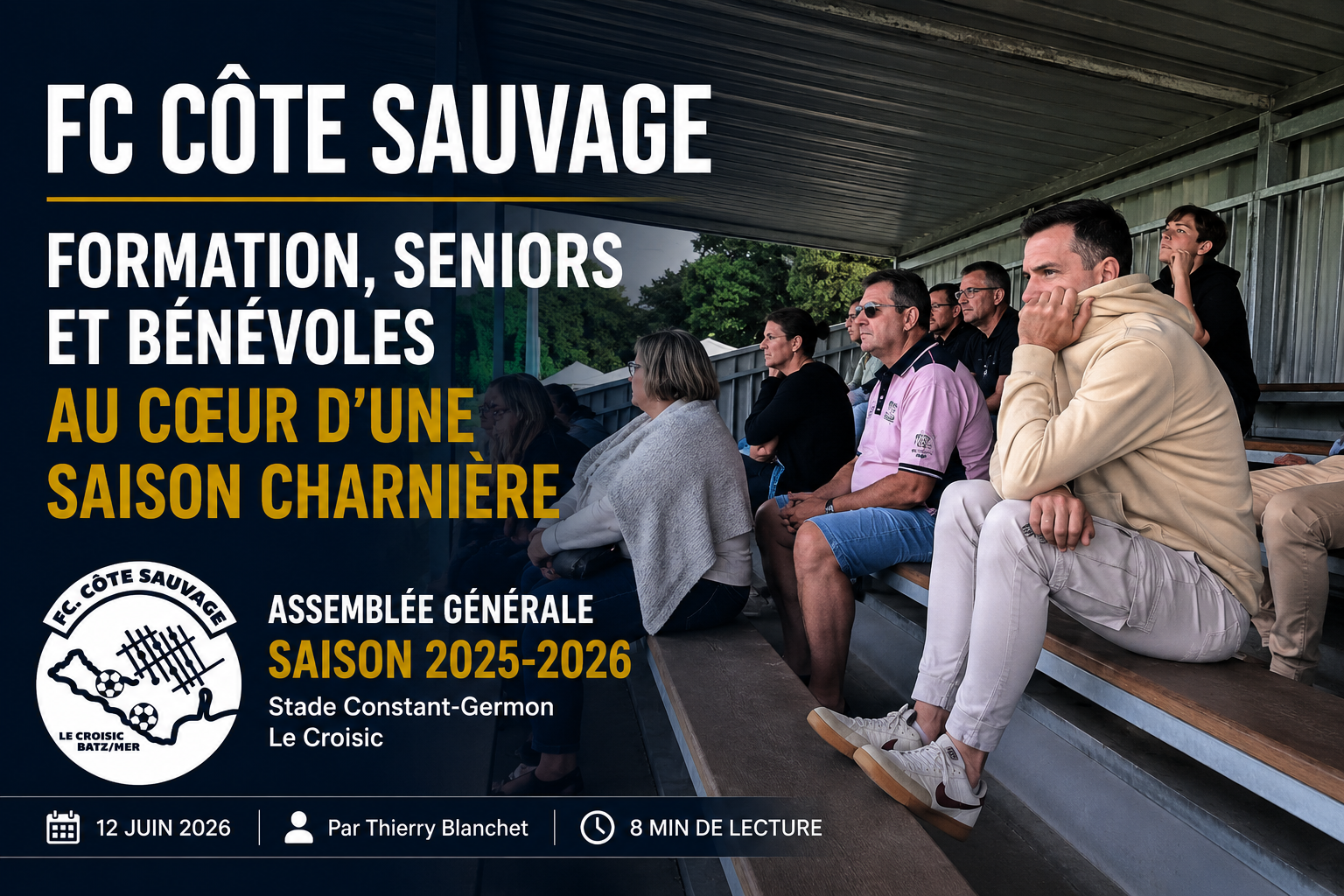 Visuel de l’Assemblée Générale 2025-2026 du FC Côte Sauvage montrant des membres du club réunis dans les tribunes du stade Constant-Germon.