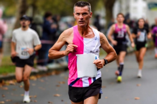 Christophe Nicol courant en compétition avec un dossard