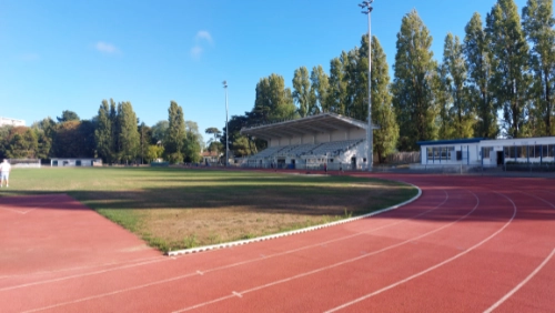 Piste d’athlétisme et tribune d’un équipement sportif