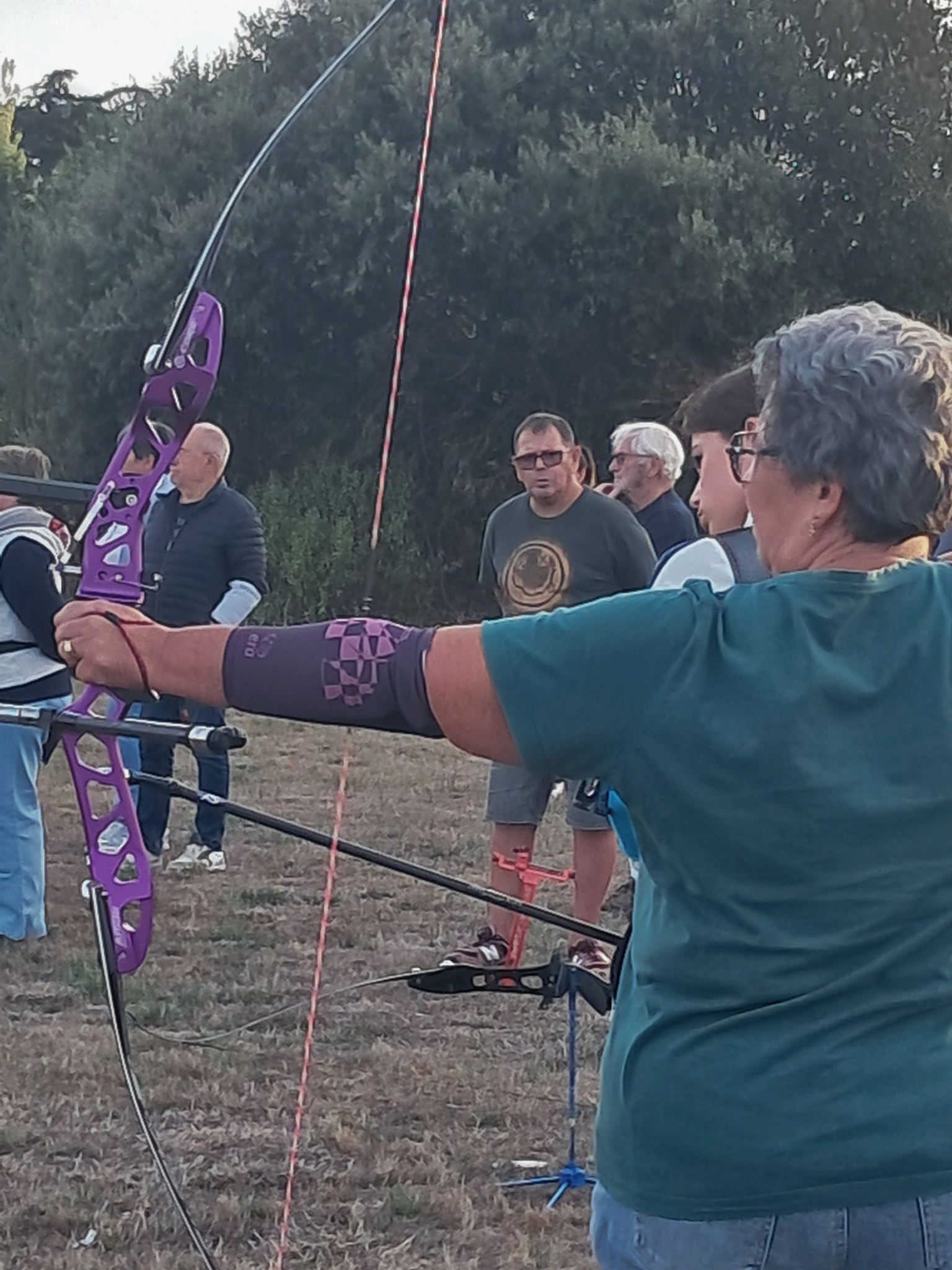 Marie-Noëlle pratique le tir à l’arc au Croisic sur le terrain de la section