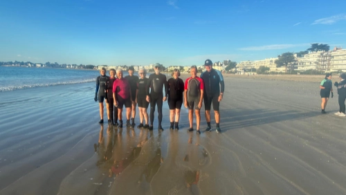 Participants au longe-côte réunis sur la plage