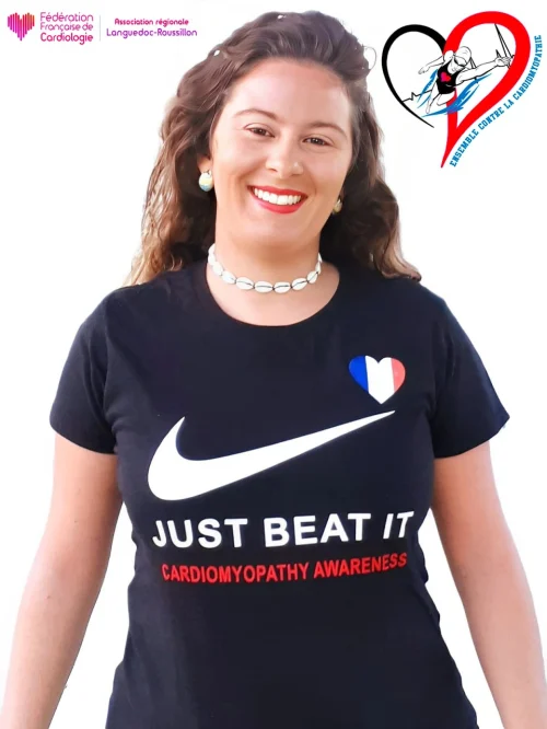 Clémence milite pour la sensibilisation à la cardiomyopathie hypertrophique Clémence porte un t-shirt "Just Beat It – Cardiomyopathy Awareness" aux couleurs de la France, engagée dans la lutte contre la cardiomyopathie hypertrophique.